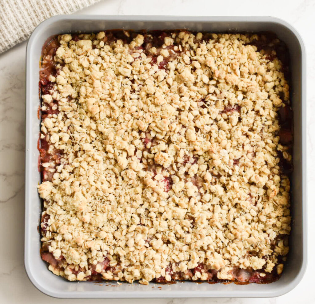 strawberry bars topped with oatmeal crumble without added sugar